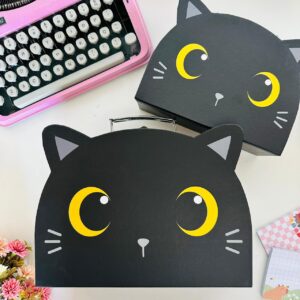 Kit com 2 Maletas Gatinhos Brancos em Cartonagem (28x20.5 cm) (21 x 15.5)