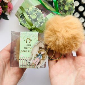 Chaveiro com Pompom - Menina e Cavalo Bege