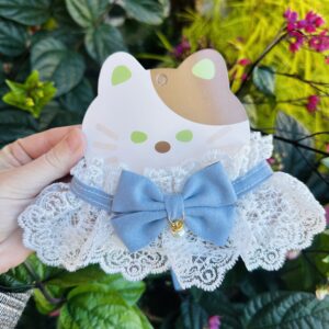 Enfeite de Pescoço para Gatos e Cachorros Pequenos - Laço Azul e Renda Branca (30cm)